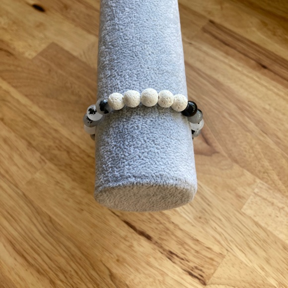 Lava rock diffuser bracelet with natural rutilated quartz stone beads - Picture 5 of 5